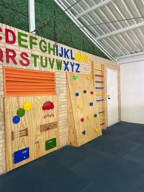 Área lúdica con juegos interactivos de madera sostenible