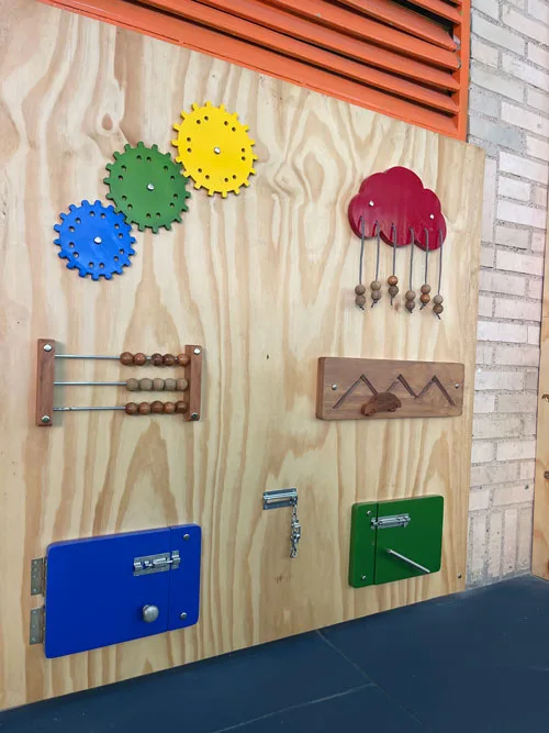 Área lúdica con juegos interactivos de madera sostenible