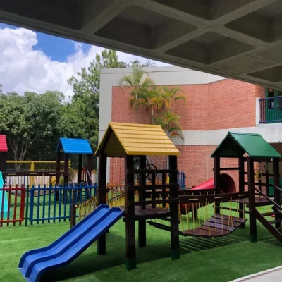 La madera se recomienda para colegios y playas.