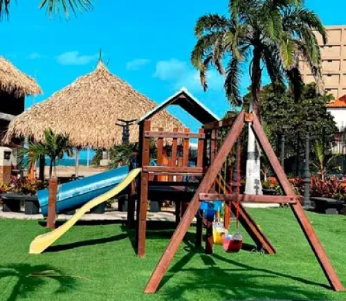 Espacio recreativo con juegos interactivos en restaurante